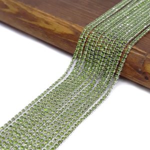 Fili di catenina strass verde.