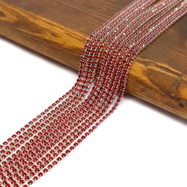 Fili di catenina strass rosso.