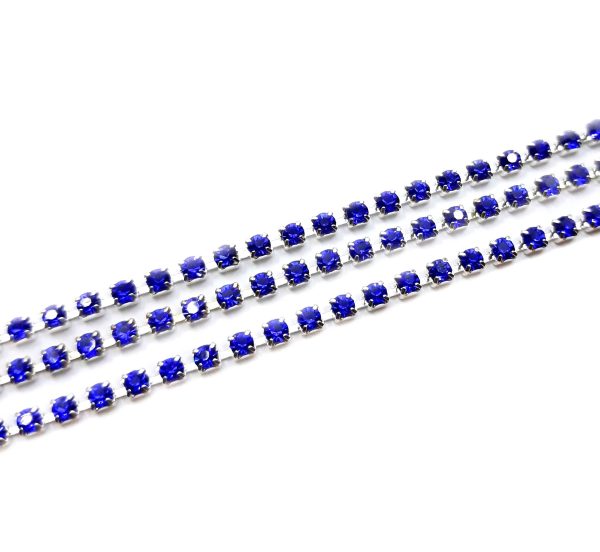 Fili di catene strass, base in metallo colore argento, cristalli blu.