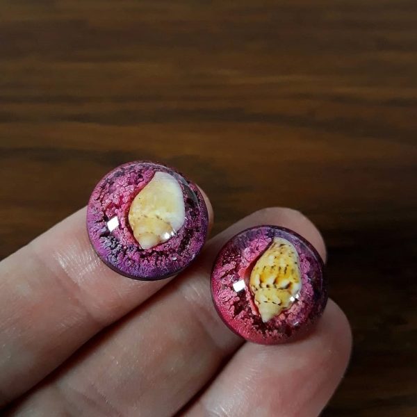 Cabochon artigianali in resina rosa e viola, tondi con conchiglie.