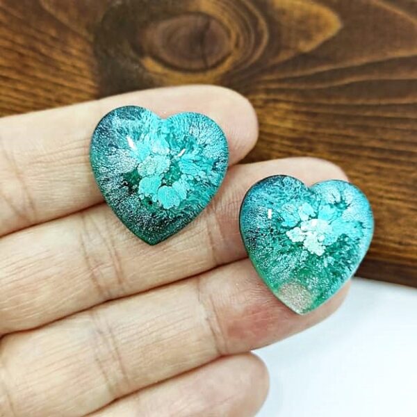 Due cabochon hand made cuore in resina, colore verde menta, argento.