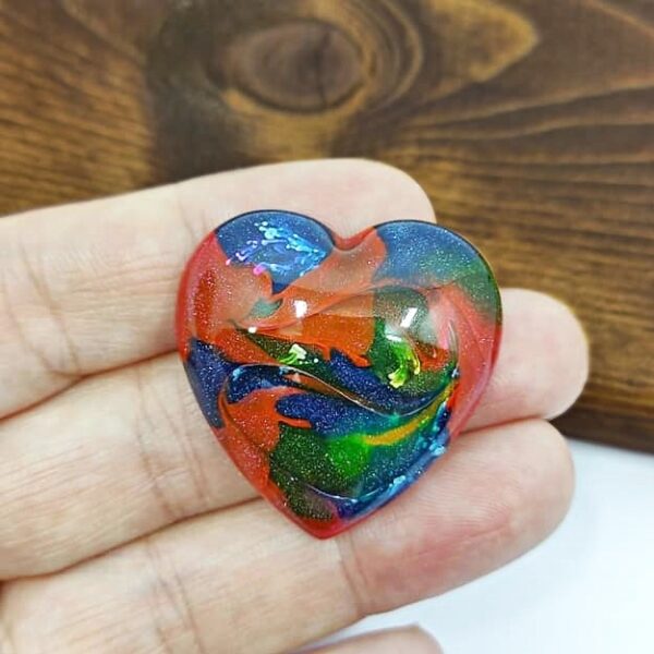 Cabochon hand made cuore in resina, colore verde, rosso, blu.