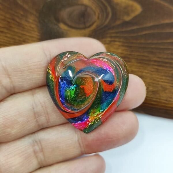 Cabochon hand made cuore in resina, colore verde, rosso, blu, fucsia.