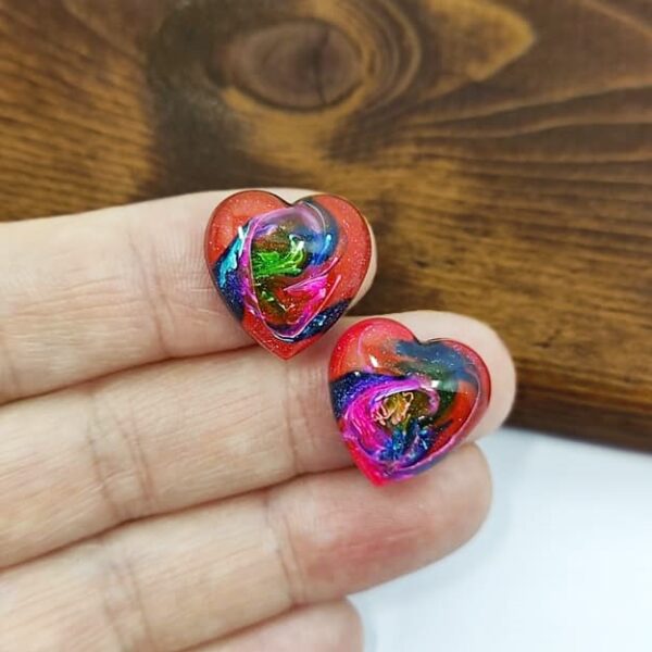 Due cabochon hand made a forma di cuori in resina, colore blu, rosso, verde, fucsia, perlato.