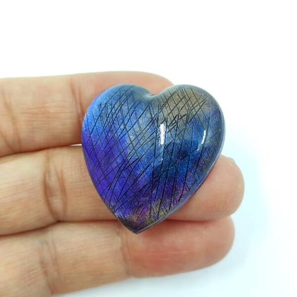 Cabochon cuore in resina, labradorite artificiale. Colori blu, viola, oro, nero.