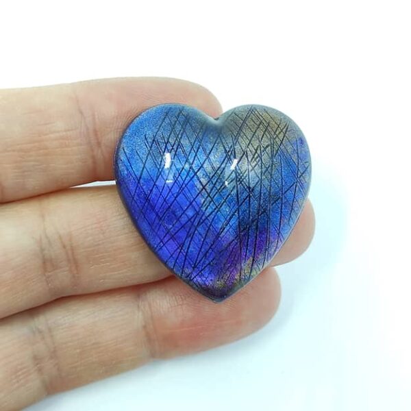 Cabochon cuore in resina, labradorite artificiale. Colori blu, viola, oro, nero.