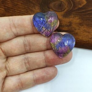 Due cabochon artigianali in resina, imitazione di labratodite a forma di cuore, colori blu, viola, oro, grigio.