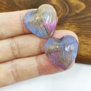 Due cabochon artigianali in resina, imitazione di labratodite a forma di cuori, colori blu, oro, grigio, viola.