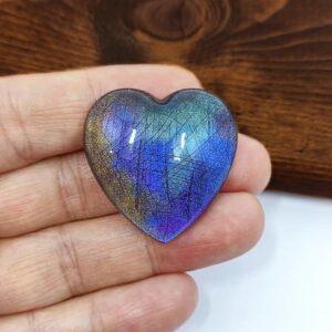 Cabochon artigianale in resina, imitazione di labratodite a forma di cuore, colori blu, verde, oro, grigio.