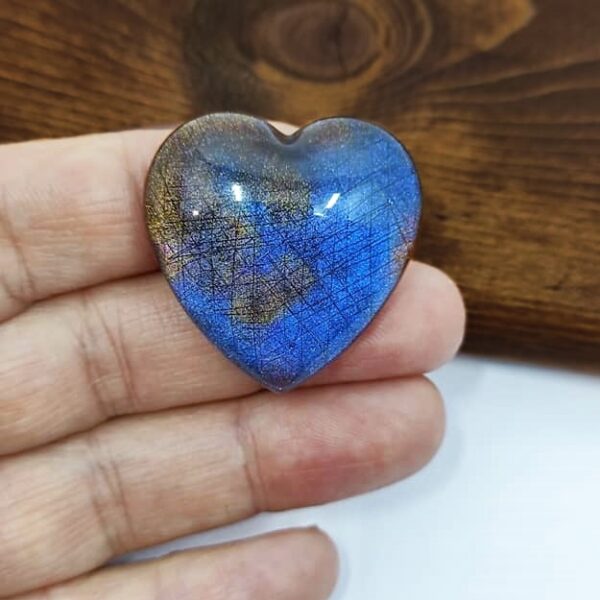 Cabochon artigianale in resina, imitazione di labratodite a forma di cuore, colori blu, verde, oro, grigio.